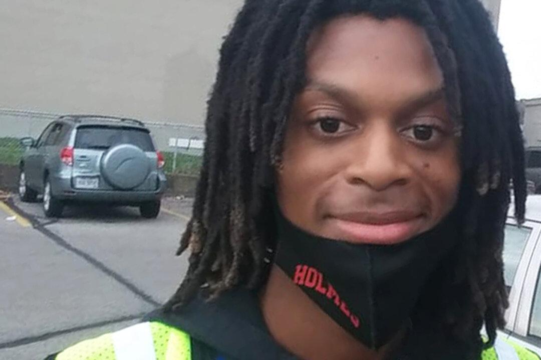 18-Year-Old Kroger Worker Reaches to His Own Pocket to Help Elderly Man Pay for Groceries