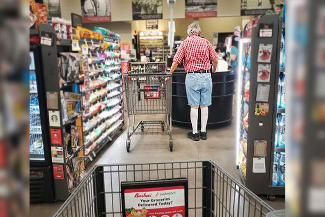 Shopper Pays for Groceries of Elderly Man Who Forgot Wallet–Even After He Cut in Line