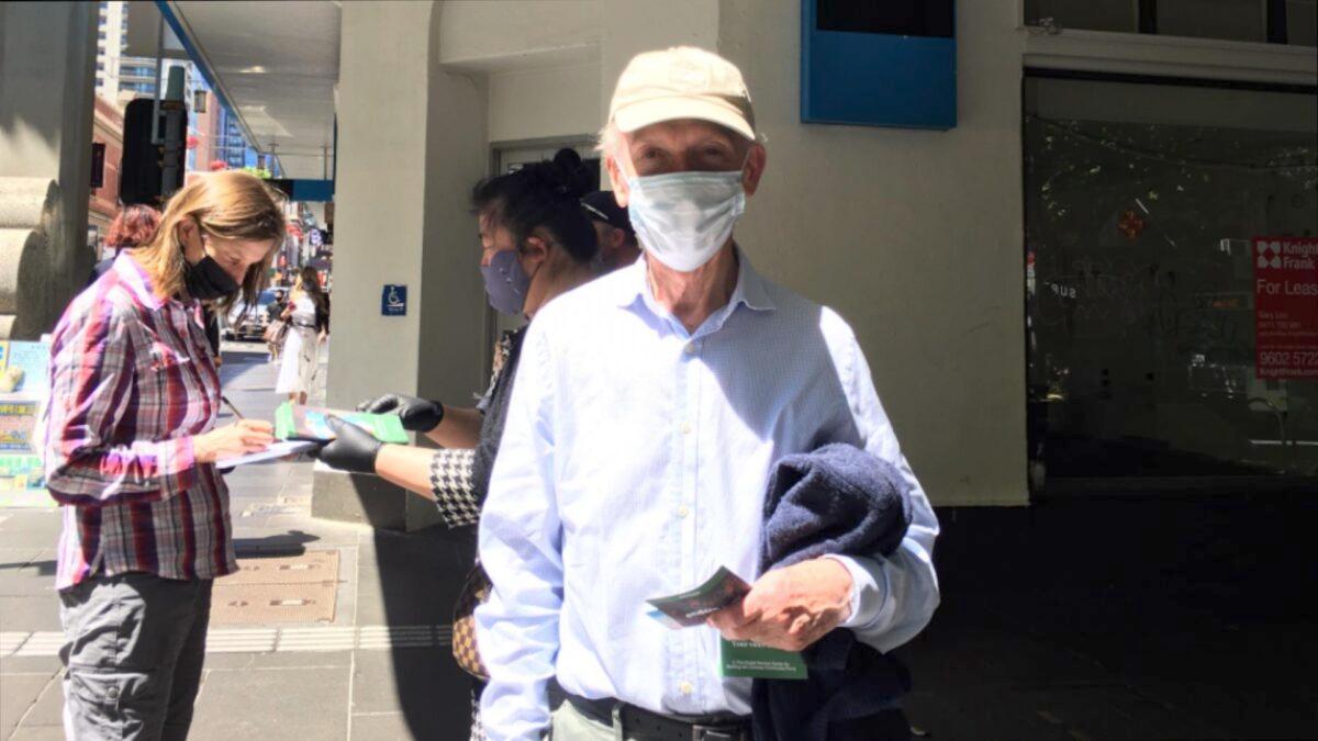 Peter Marsh, a retired doctor, expressed support for the Tuidang movement in Melbourne, Australia on Nov. 22, 2020. (Lucy Liu/Epoch Times)
