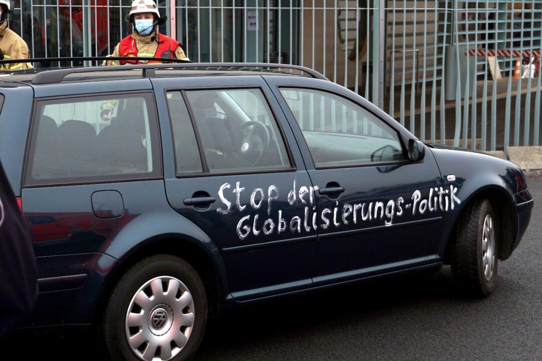 Car Crashes Into Gate of Angela Merkel’s Office in Berlin