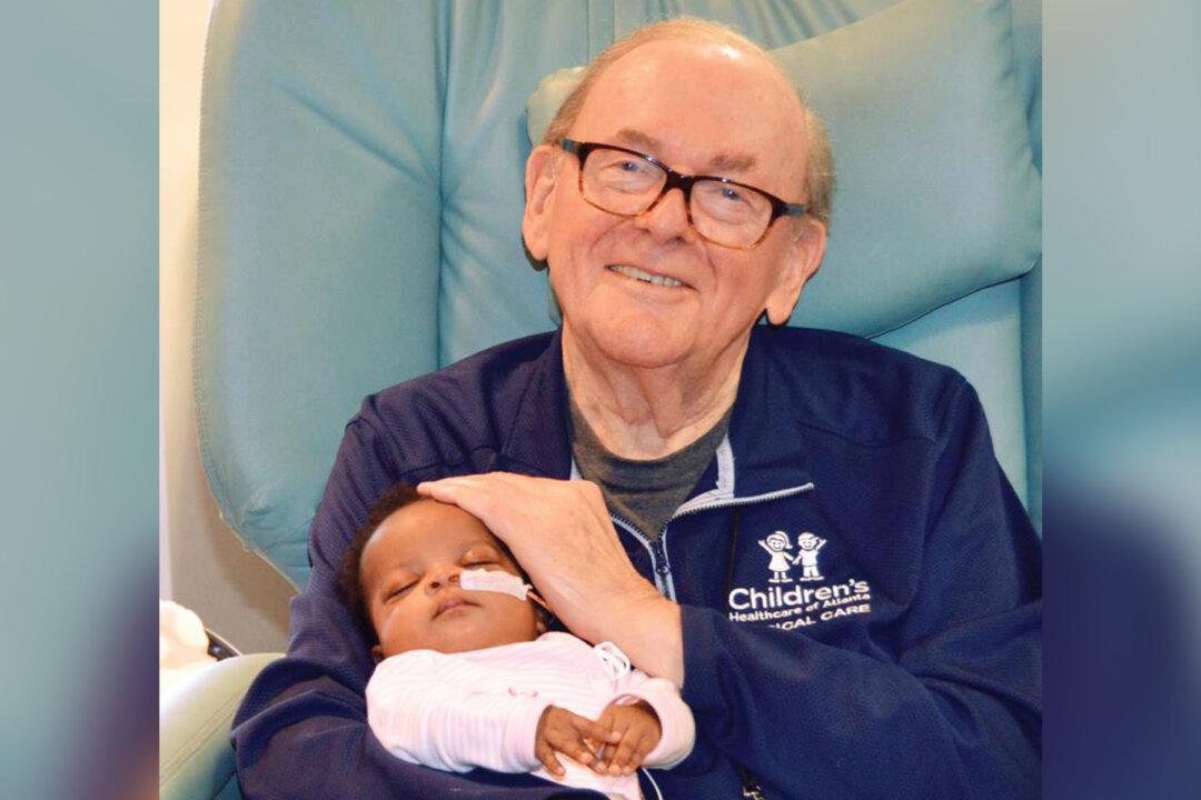 ‘ICU Grandpa’ Who Spent 14 Years Comforting Premature, Sick Infants Dies of Cancer