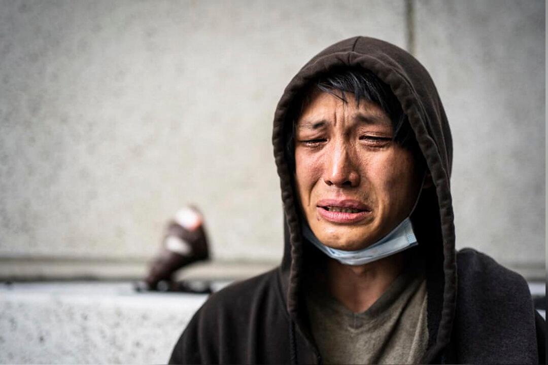 Portrait of Young Homeless Man Crying Attracts 3 Strangers to Find Him, Drive Him Home to Wisconsin