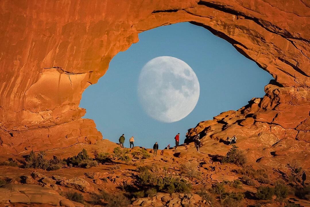 Photographer Captures Stunning Images of Full Moon ‘Eye’ Through Red Rock Arch