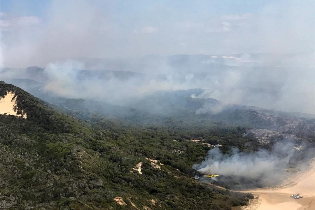 Fraser Island Burns, Workers Evacuated