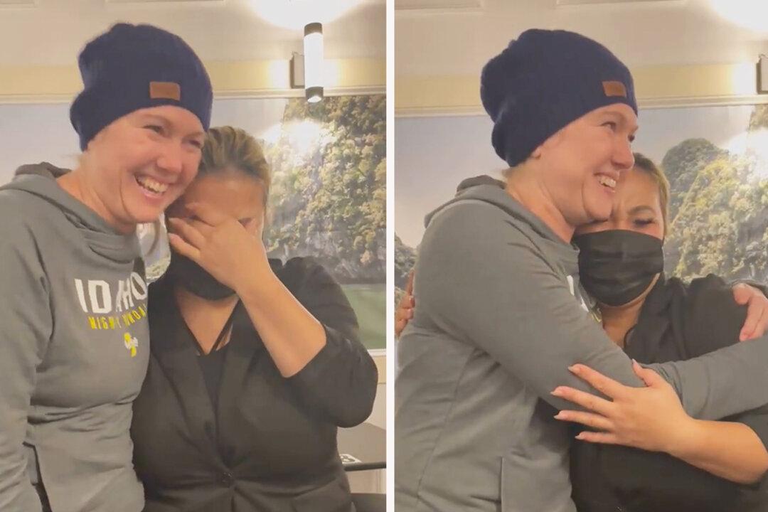 Kind Diners Raise $2,400 Tip After Learning Their Server Is a Single Mom Working 3 Jobs