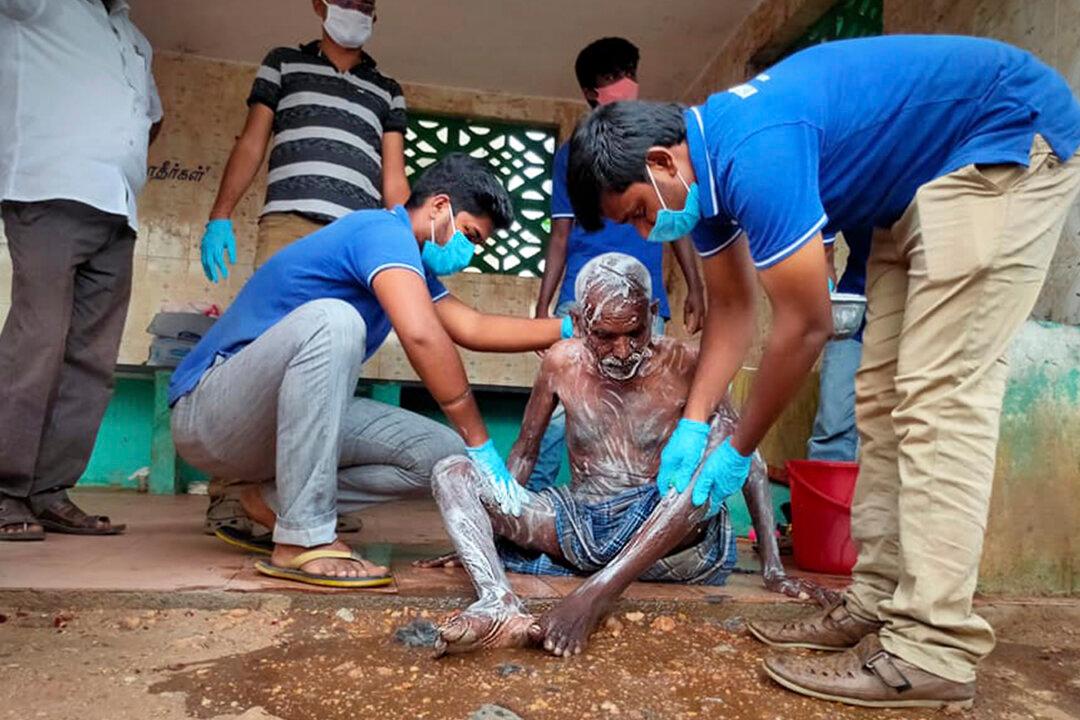 Professor in India Helps 600 Homeless Find Jobs, Rehabilitates 5,000 From the Streets