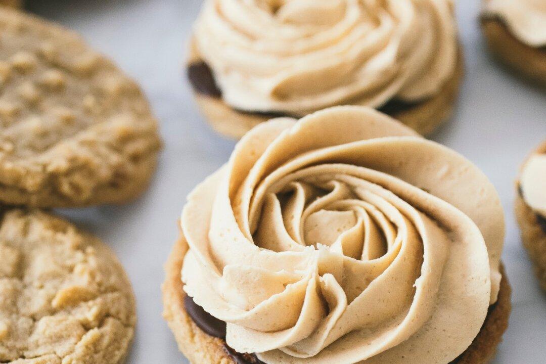 Peanut Butter Cookies With Peanut Butter Filling