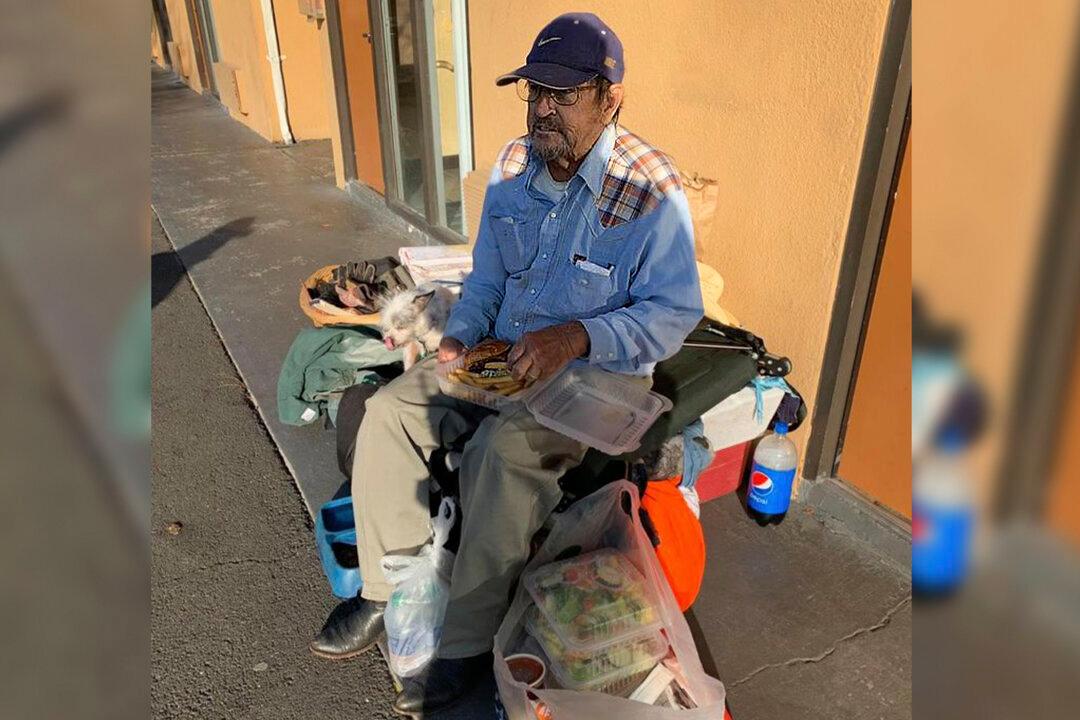 Homeless Veteran Stranded in Strange Town After Getting Scammed–Until Local Police Lend a Hand