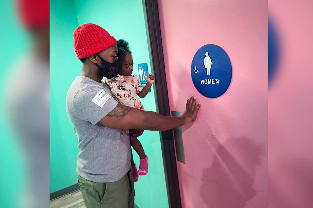 Dad’s Viral Post on Instagram Says Why He Refuses to Take Daughter Into Men’s Room
