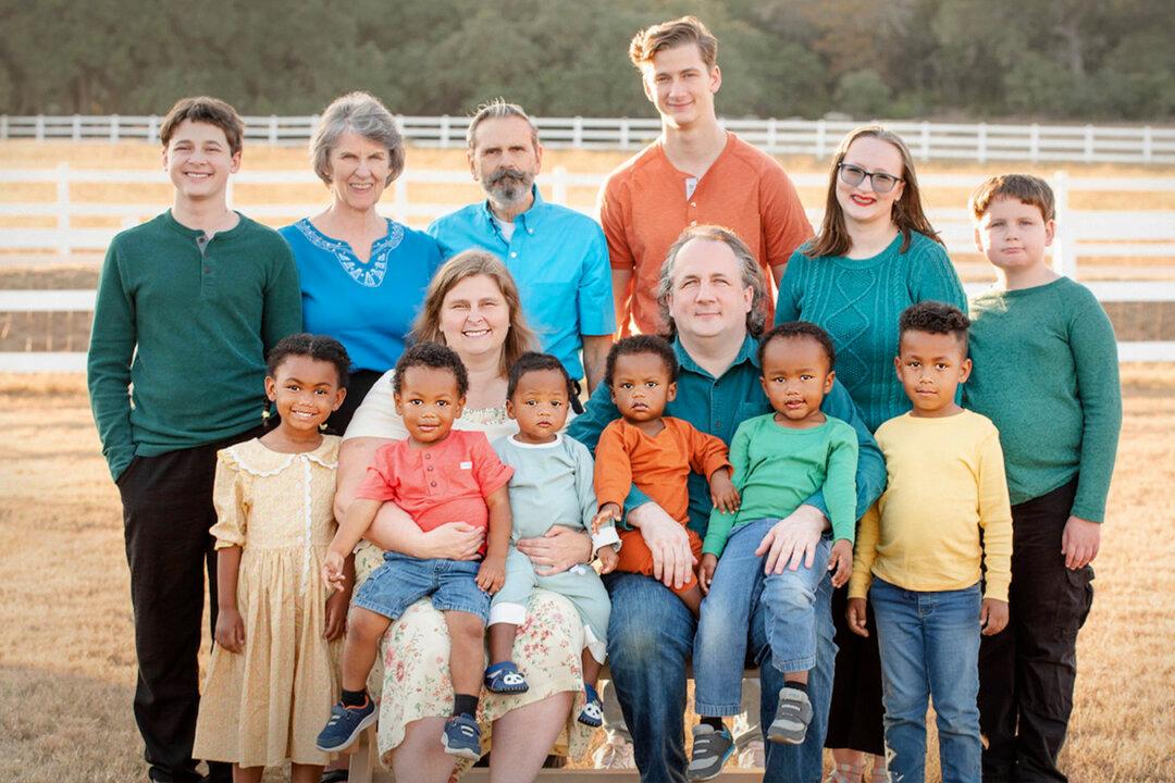 Texas Parents Adopt 6 Siblings Together, Doubling the Size of Their Family in One Day