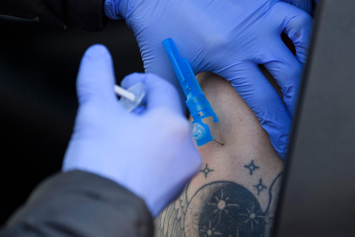 Nurse Faints After Getting COVID-19 Vaccine