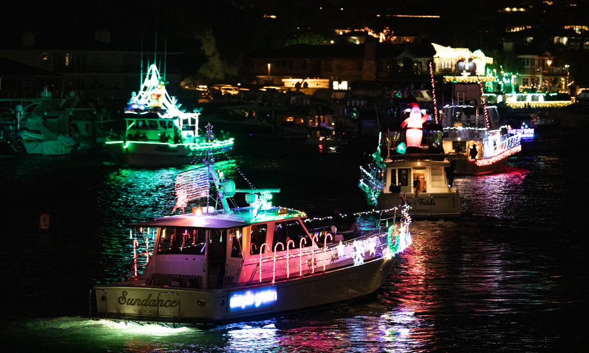 Newport Beach Holds ‘Unofficial’ Christmas Boat Parade