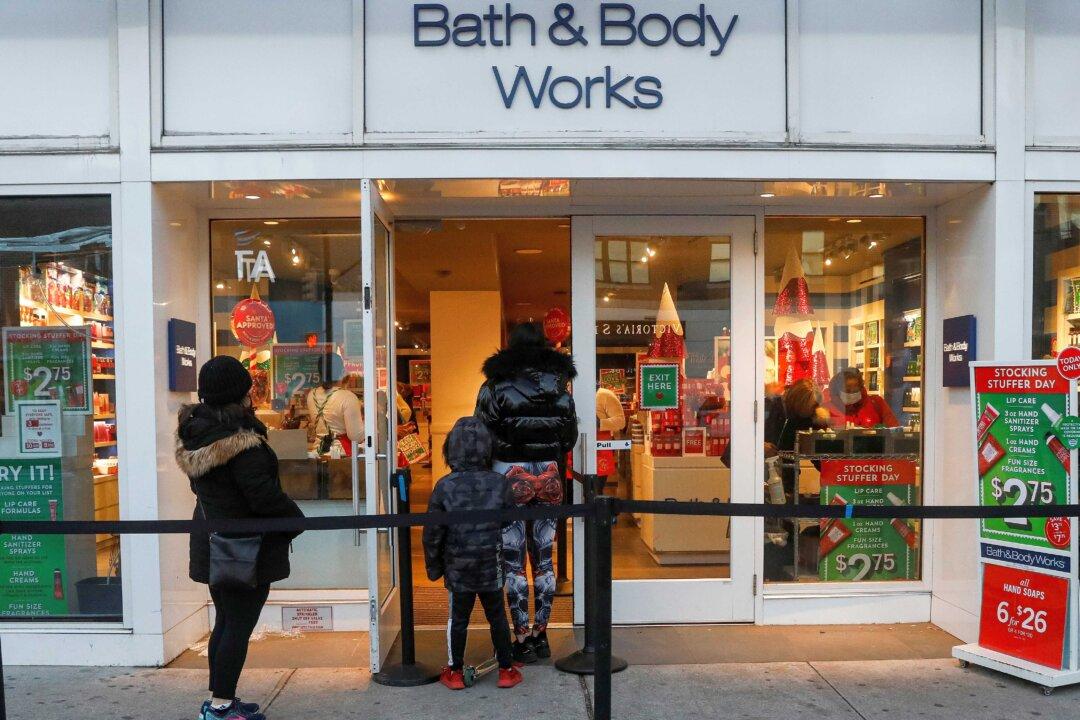 US Shoppers Grab Last-Minute Holiday Gifts, Pick Up Online Orders In-Store