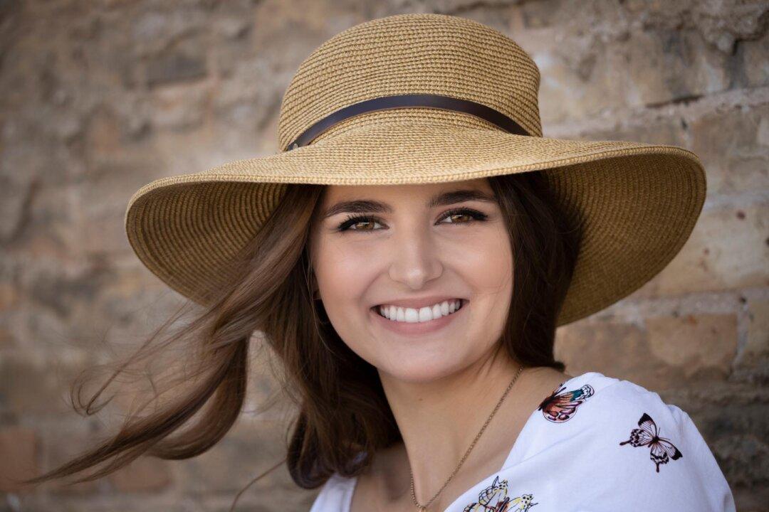 Teen Delivers ‘Notes’ of Christmas Cheer to Veterans, Seniors