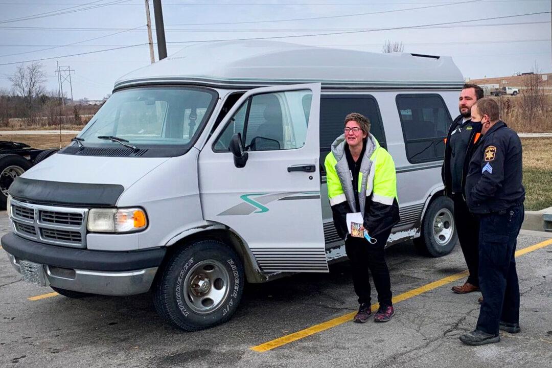 Mom Walks 6 Miles to Work Every Day for Her Kids–Until Sheriff Helps Her Get New Van for Christmas