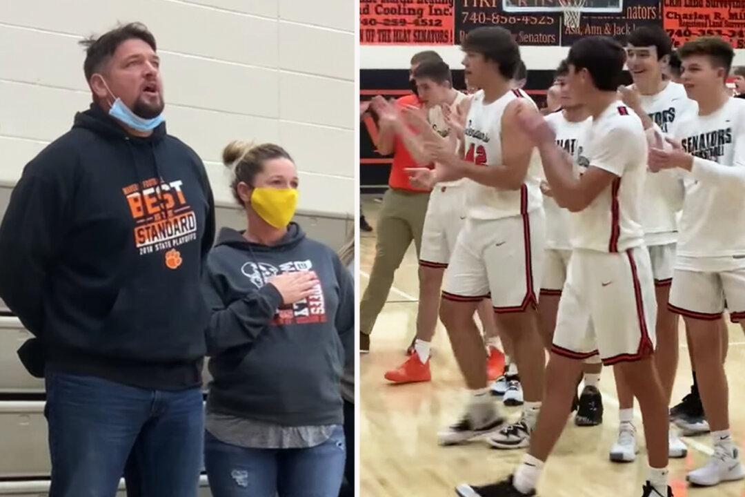 Dad Sings Impromptu National Anthem at Son’s Basketball Game After Sound System Fails