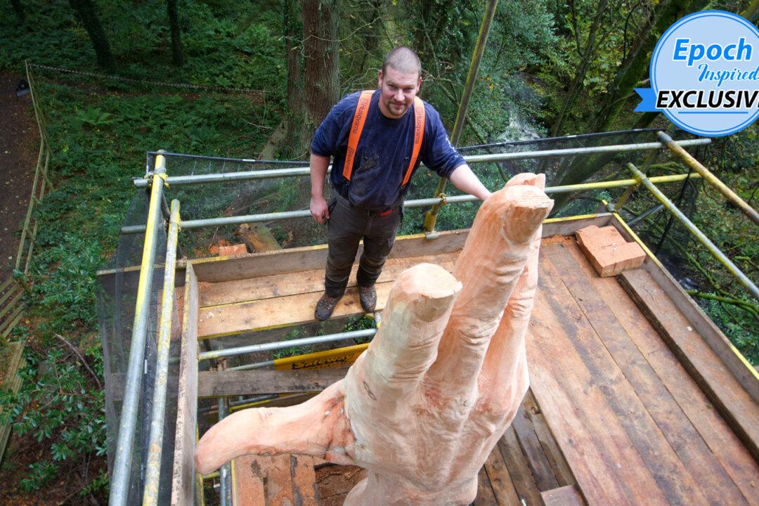 Chainsaw Sculptor Transforms a Storm-Damaged Tree Into a 50ft Hand Instead of Cutting It
