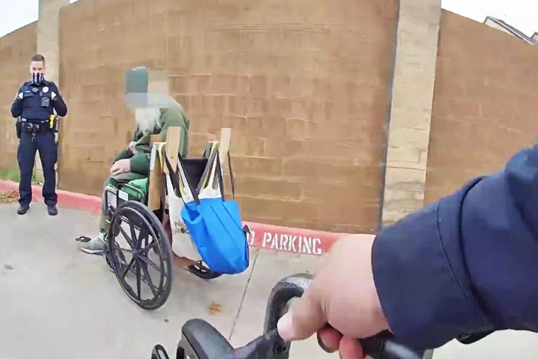 Video: Texas Police Officer Uses Own Money to Buy Stranded Homeless Man a New Wheelchair