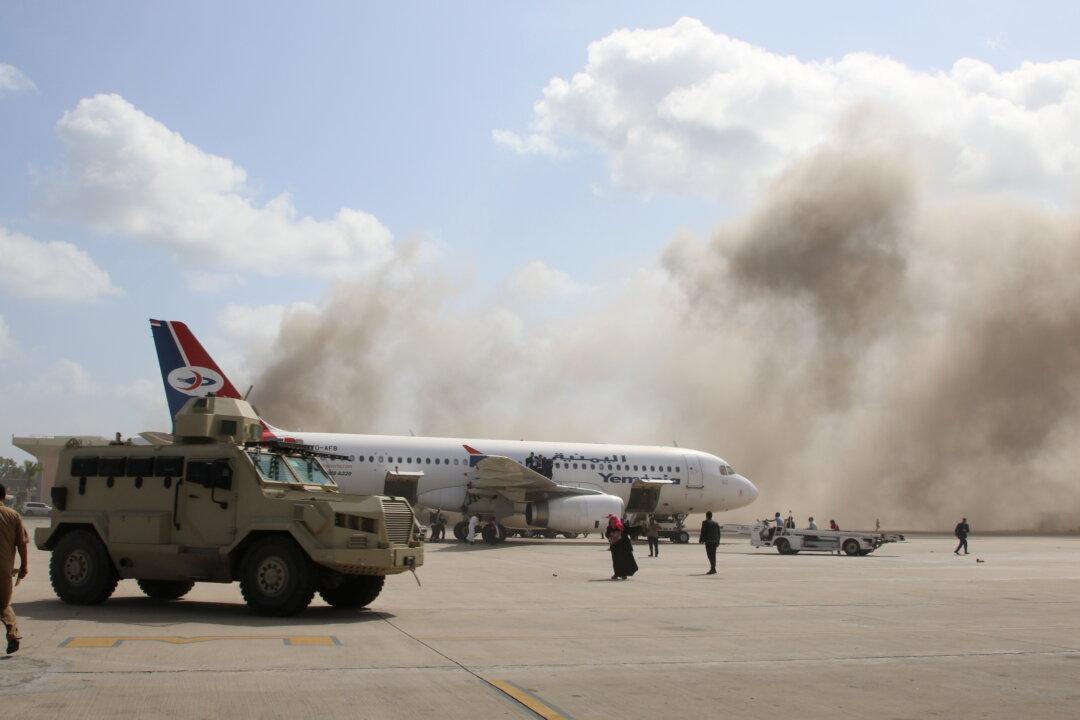 20 Killed in Attack on Yemeni Airport Moments After New Cabinet Lands