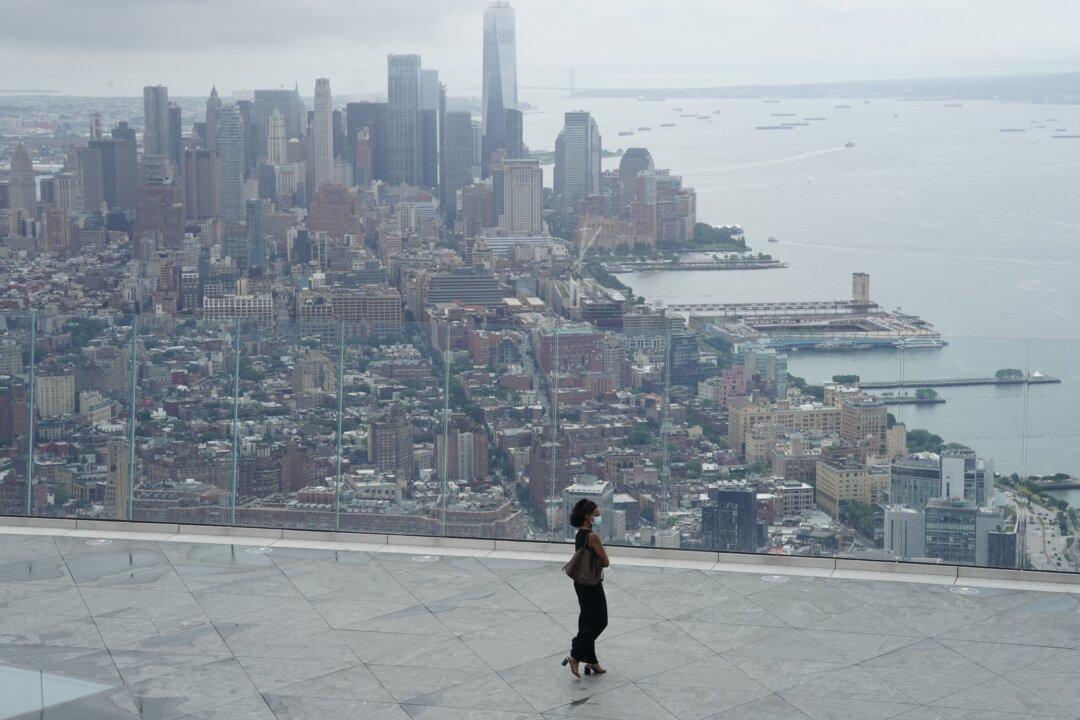 New York Restaurant Loses Liquor License After Hosting Maskless GOP Club Party