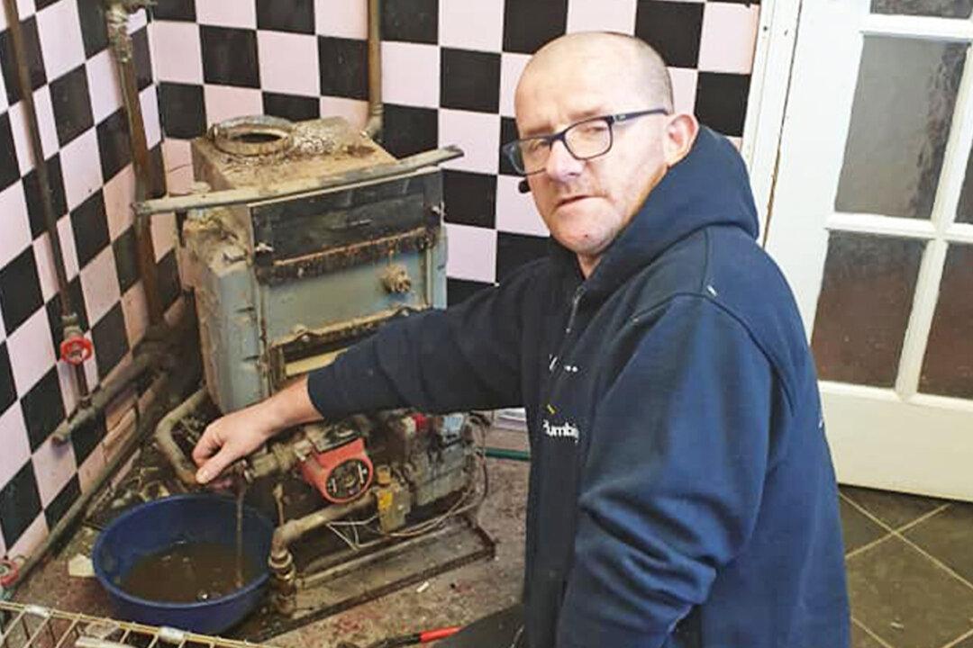 Kind Plumber Offers Free Services to Disabled and Elderly After Hearing of Scam Contractors