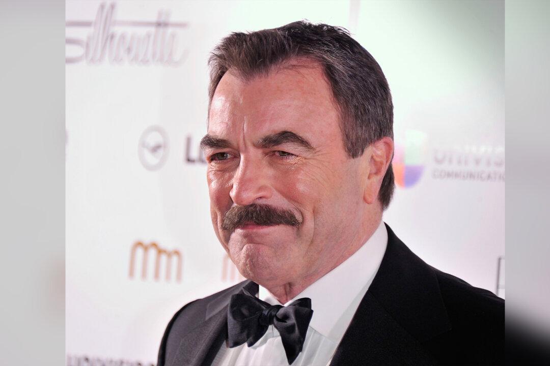 Tom Selleck Tips Server $2020 in Viral ‘Tip Challenge’ Just Days Before 2021