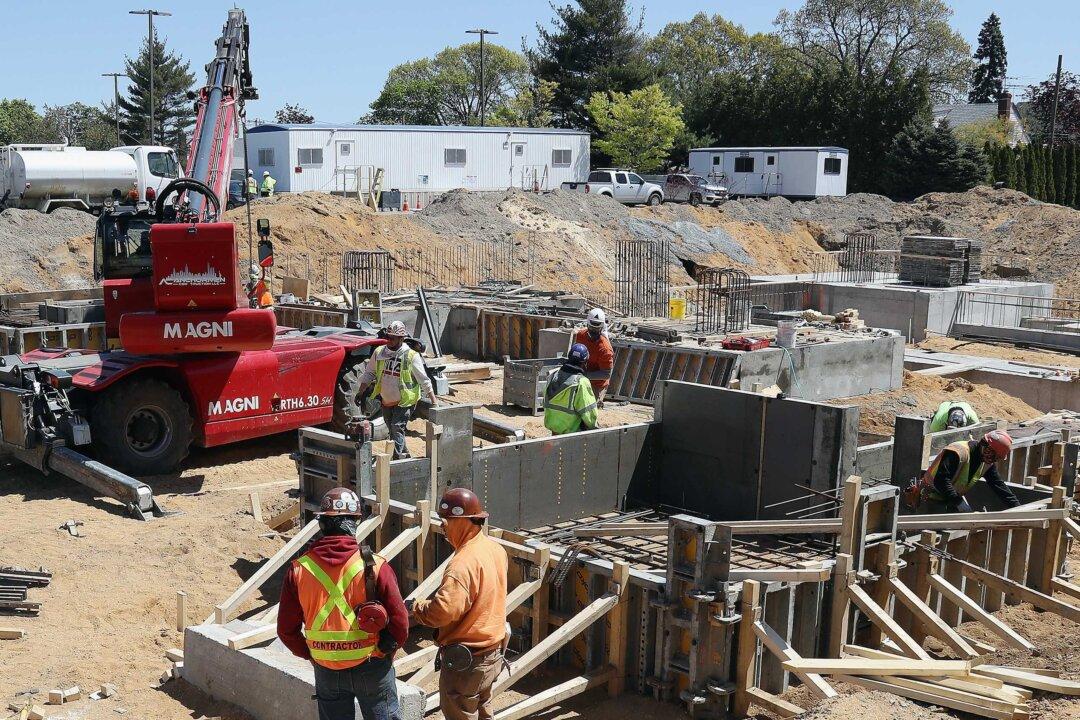 US Construction Spending Increases Solid 0.9 Percent in November