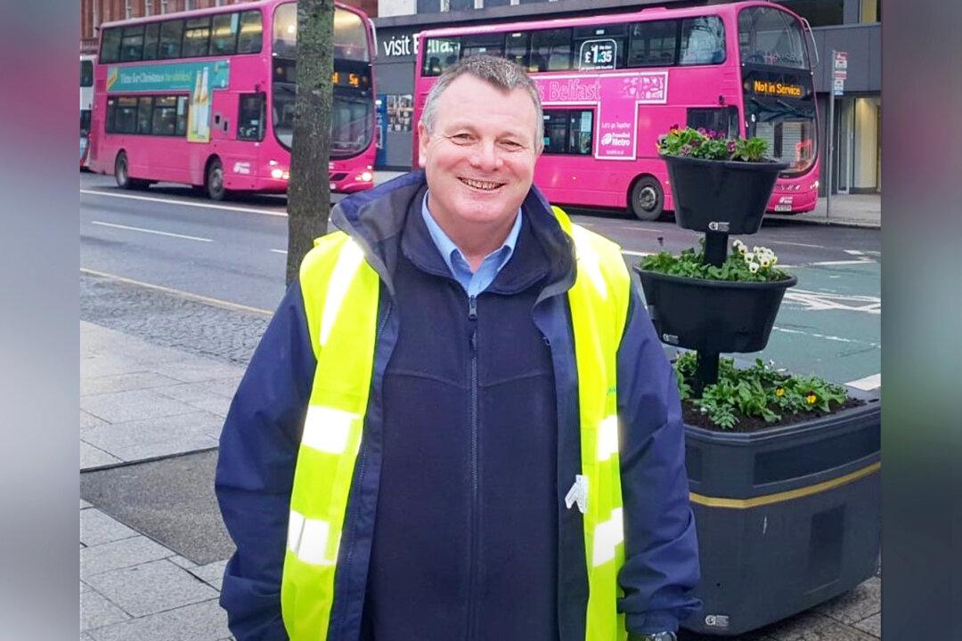 Bus Driver Takes Detour So Woman Could Visit Mom in Care Home During COVID Pandemic