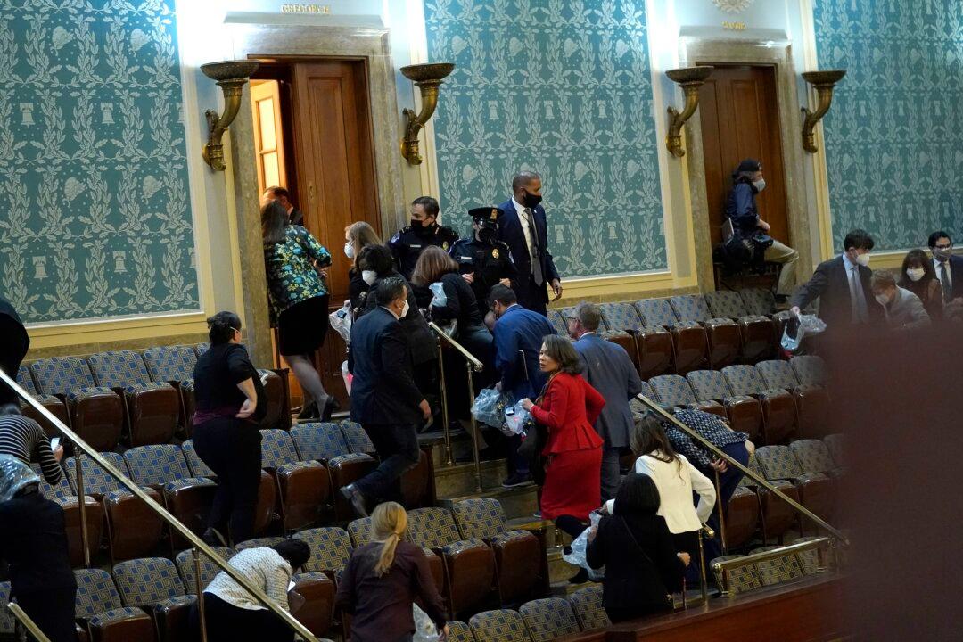 Biden, Congressional Leaders Call on Trump to Demand All Protesters Leave US Capitol