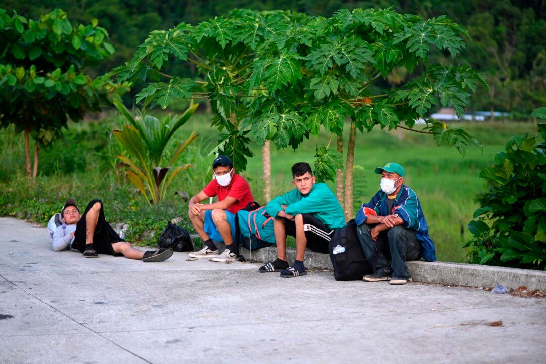 Migrant Caravan Will Not Be Allowed to Pass, Says US Border Official