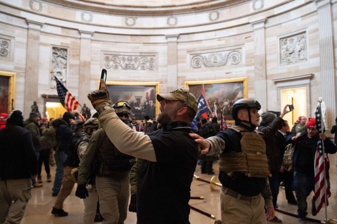 ‘Oath Keepers’ Member Pleads Guilty to Breaching US Capitol