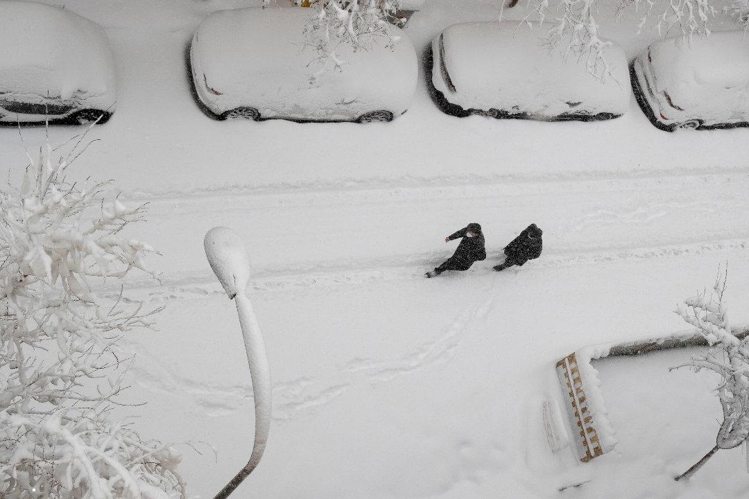 Snow Blizzard Kills 4, Brings Much of Spain to a Standstill