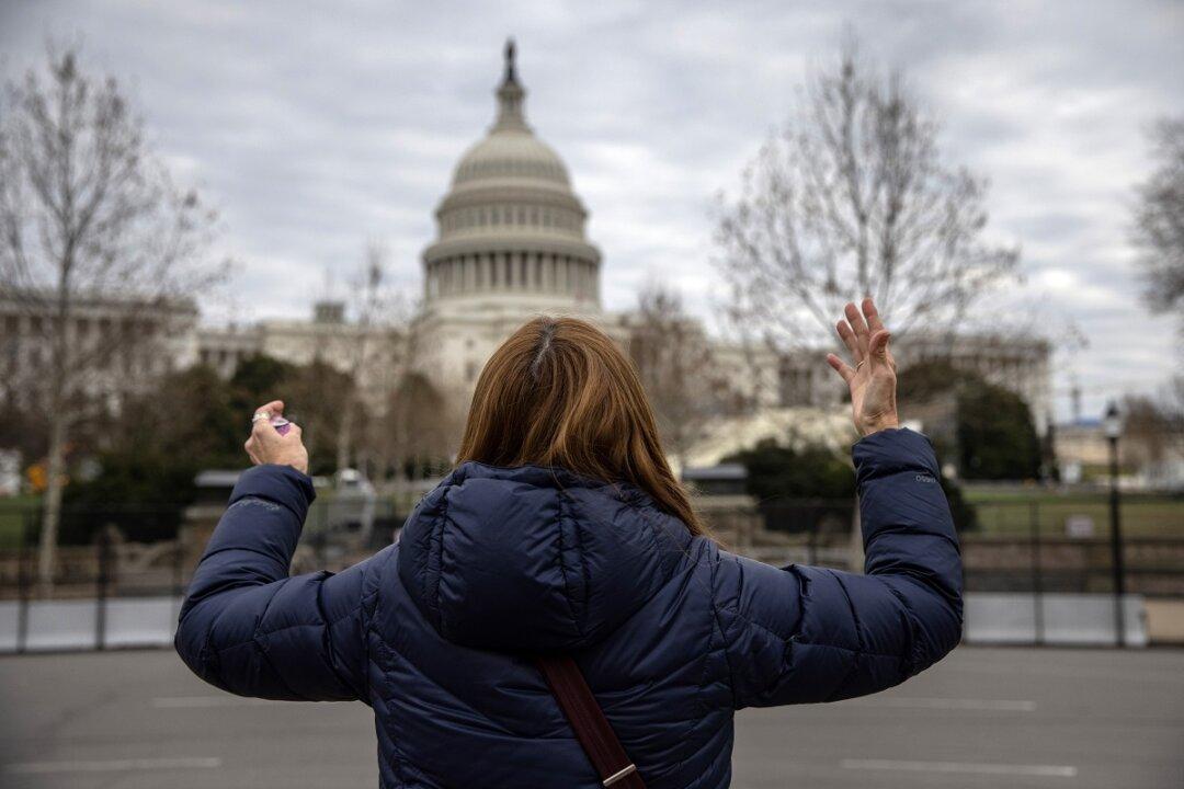 Solo Indian Flag at Capitol Hill Rally Sparks Political Spat in India
