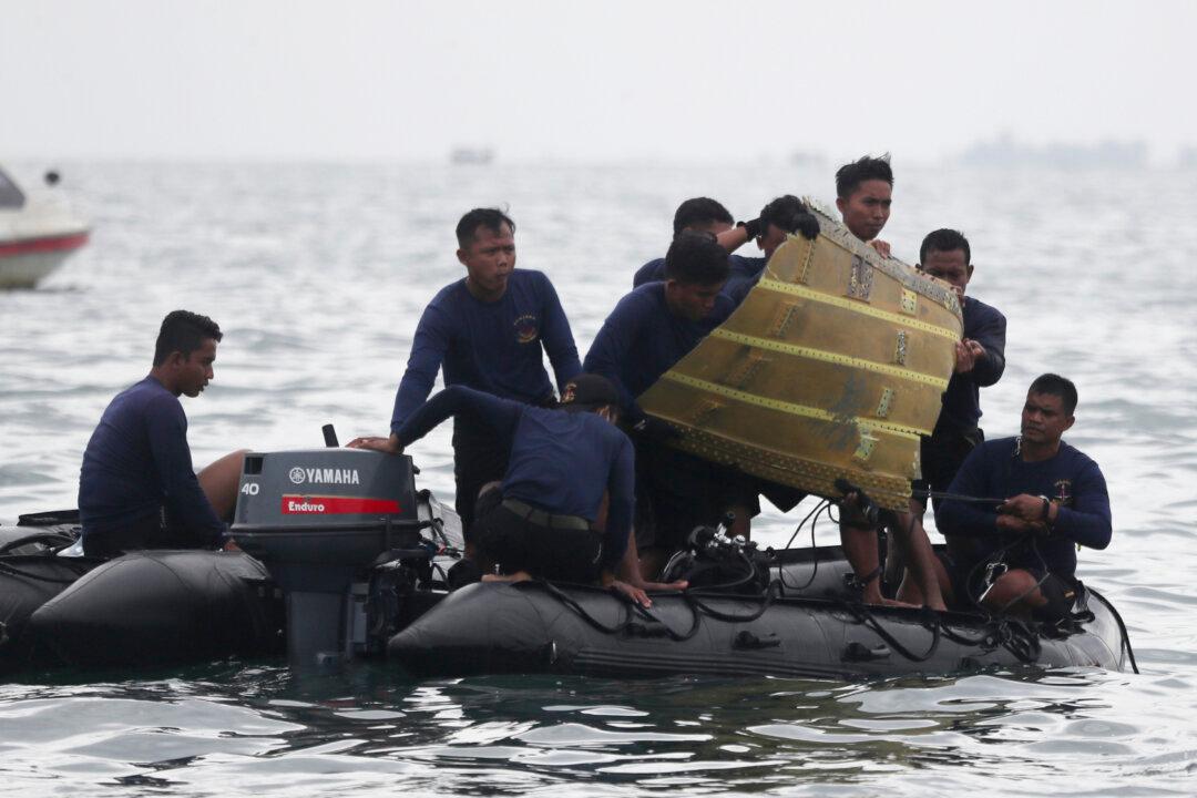 Indonesian Divers Find Parts of Plane Wreckage in Java Sea