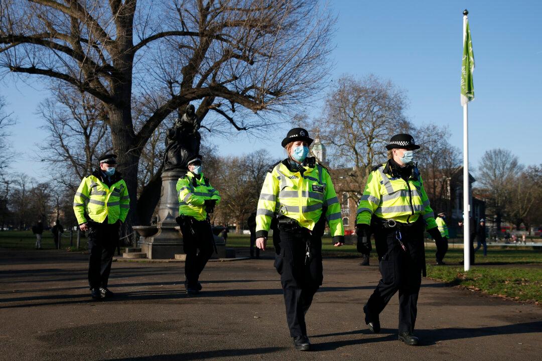 England Lockdown: Video of Arrest for ‘Sitting on Bench’ Was Staged, Say Police