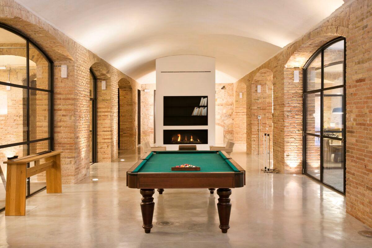 Casa Burés offers a variety of modern amenities, including common areas for lounging and entertainment. (Jordi Folch and Jose Hevia)