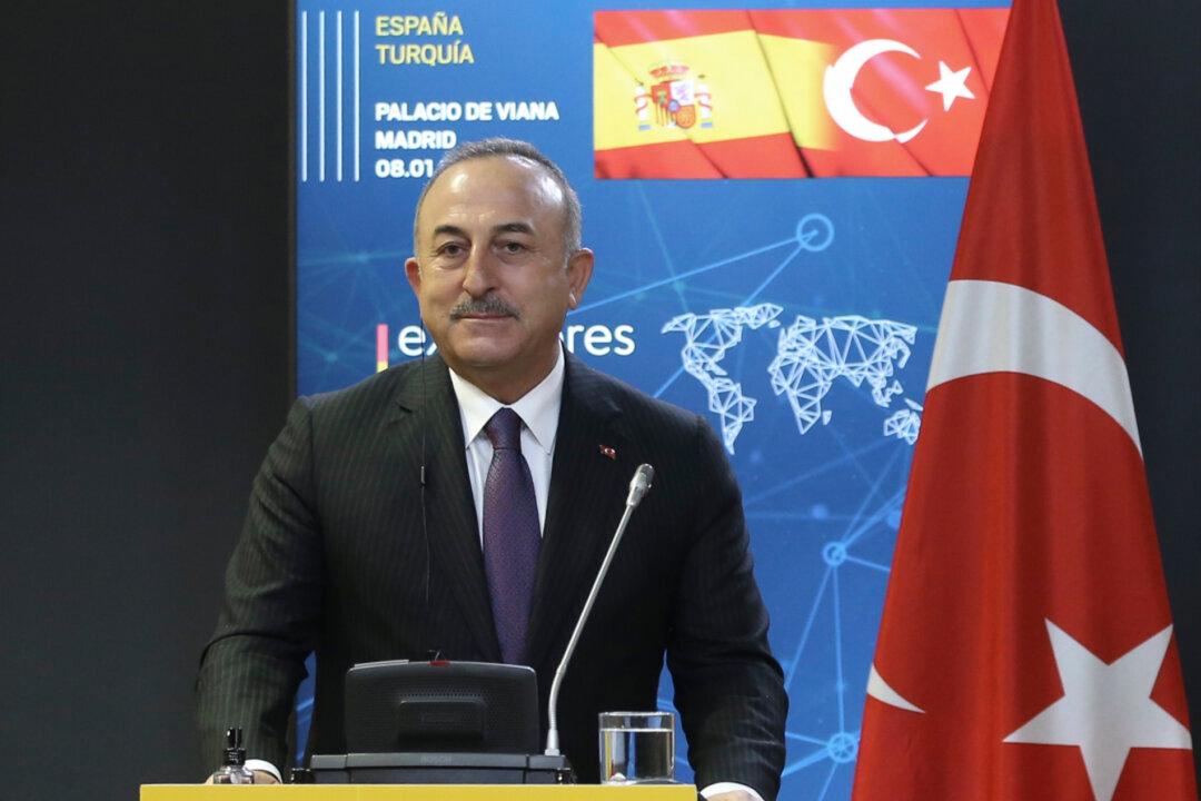 Turkey Invites Rival Greece to Resume Talks on Disputes