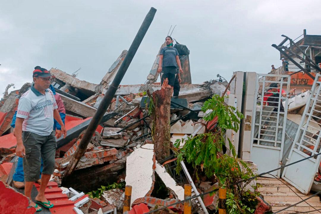 Strong Quake in Indonesia Kills at Least 35, Injures Hundreds