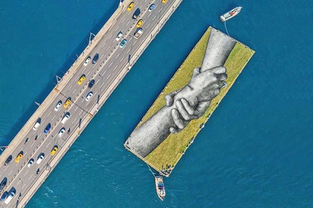 Artist Paints the World’s Largest Human Chain Mural Across 5 Continents