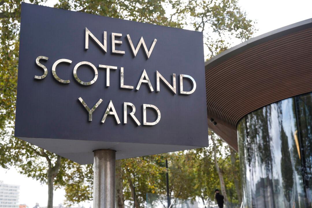 9 London Police Officers Fined for Dining in Local Cafe