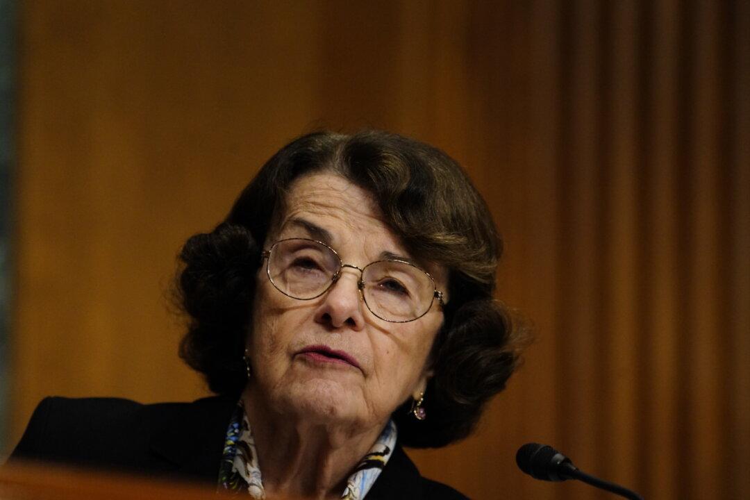 Sen. Feinstein Introduces Bill to Require Vaccine Proof or Tests for Domestic Air Travel