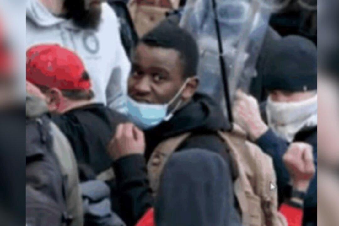 Man Accused of Striking Officers With Bat at US Capitol Said ‘I’m Not Here for Trump’