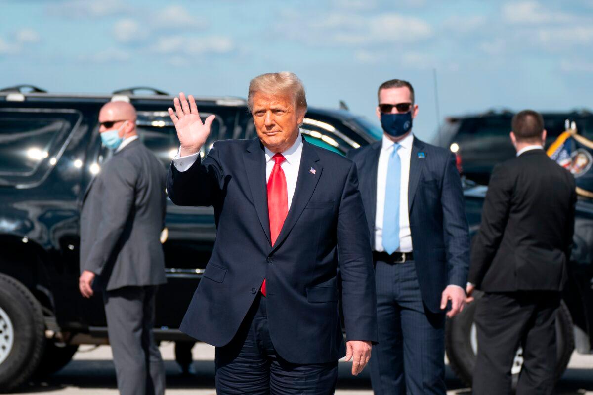 Outgoing U.S. President Donald Trump waves after landing at Palm Beach International Airport in West Palm Beach, Fla., on Jan. 20, 2021. (Alex Edelman/AFP via Getty Images)