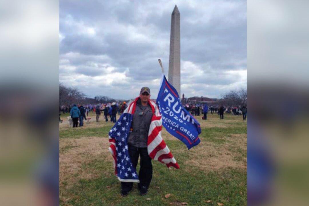 Michigan Man Arrested for Allegedly Hitting Officer With Hockey Stick at US Capitol