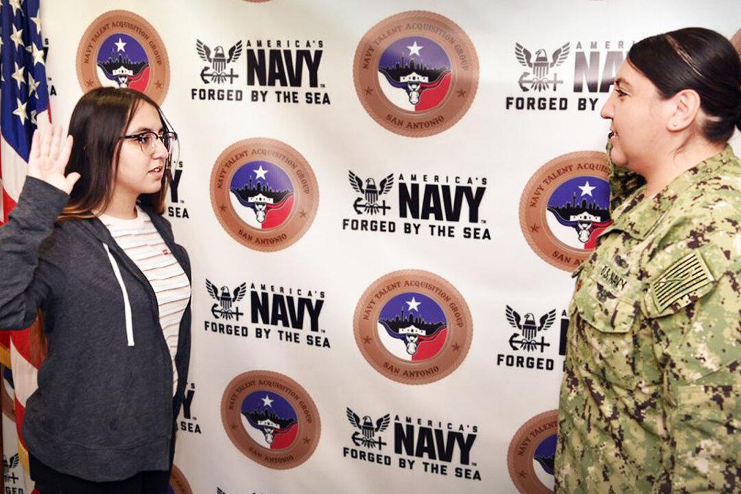 17-Year-Old Navy Recruit Sworn in by Her Own Mother, Follows in Her Footsteps as a Sailor