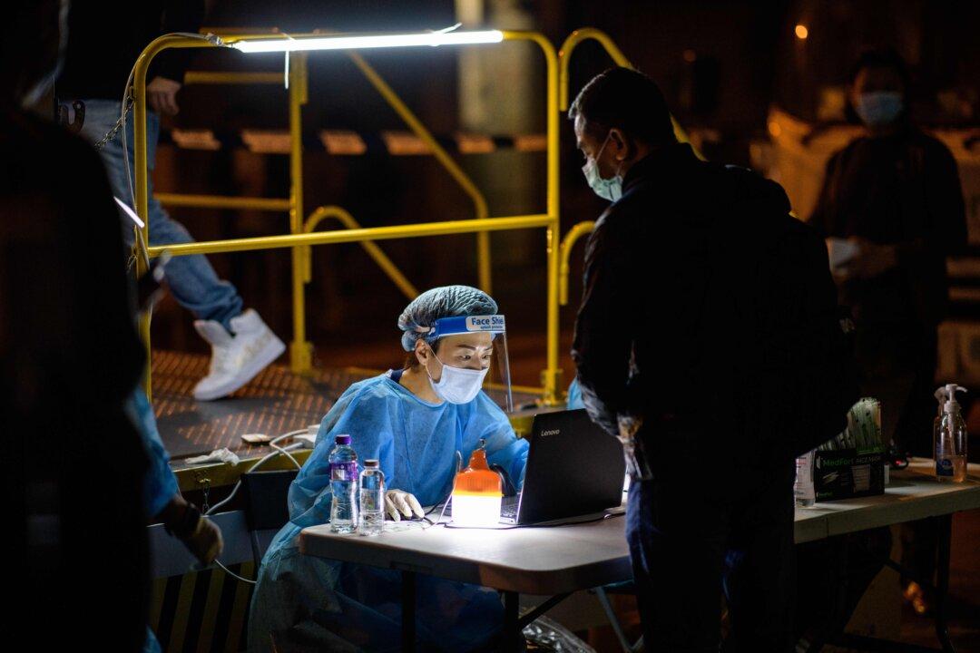 Hong Kong Lifts Lockdown in Kowloon District After Testing 7,000 People