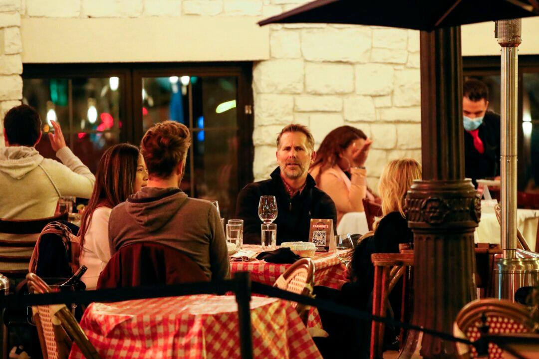 Chicago Restaurants, Bars Officially Resume Indoor Service