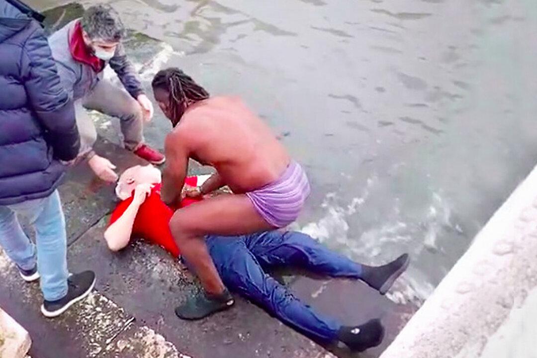 Lisbon Man Spots 68-Year-Old Man Face Down in Tagus River, Dives in and Saves His Life