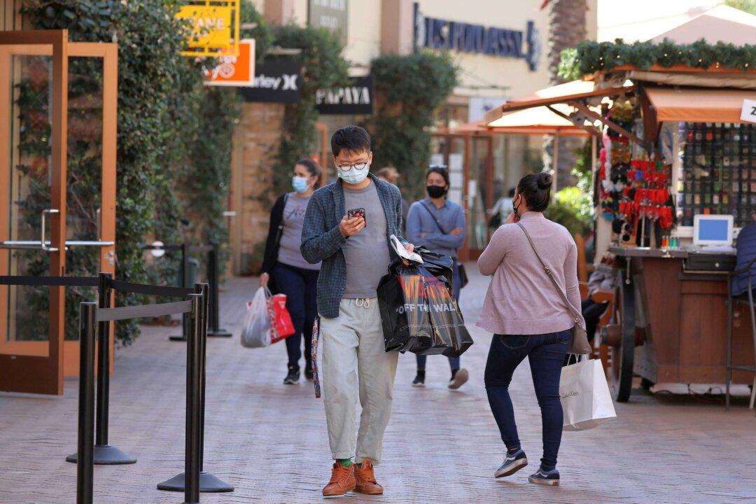 US Consumer Confidence Edges Higher; House Prices Accelerate