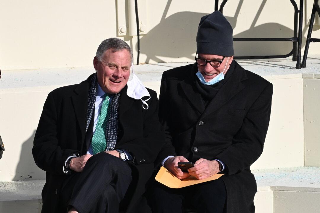 Sen. Warner to Quarantine After Close Contact to CCP Virus Case